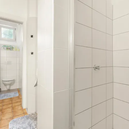 Komfortable Gartenwohnung Im Villenviertel 2 Schlafzimmer Mit Terrasse Apartment *