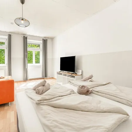 Komfortable Gartenwohnung Im Villenviertel 2 Schlafzimmer Mit Terrasse